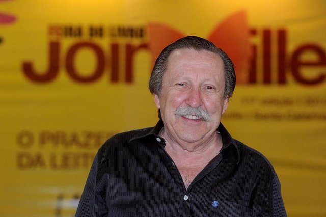 JOINVILLE ,SC, BRASIL , 11-04-2014: Pedro Bandeira escritor de livro infanto Juvenis. (Foto: Rodrigo Philipps / Agencia RBS , VARIEDADES) JOINVILLE ,SC, BRASIL , 11-04-2014: Pedro Bandeira escritor de livro infanto Juvenis. (Foto: Rodrigo Philipps / Agencia RBS , VARIEDADES)