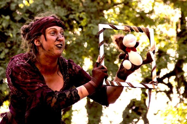Inspirada no conto de Guy Maupassant, a peça A Mãe e o Monstro, do grupo ueba, será encenada neste sábado. O espetáculo aborda as dificuldades do universo feminino e traz à cena, a figura do bufão criaturas grotescas e excluídas da sociedade que geralmente possuem uma deformidade física, no caso de Dona Coisinha, uma corcunda.Sábado, às 20h.No Moinho da Cascata - Grupo Ueba (Rua Luiz Covolan, 2.820).Entrada franca. Inspirada no conto de Guy Maupassant, a peça A Mãe e o Monstro, do grupo ueba, será encenada neste sábado. O espetáculo aborda as dificuldades do universo feminino e traz à cena, a figura do bufão criaturas grotescas e excluídas da sociedade que geralmente possuem uma deformidade física, no caso de Dona Coisinha, uma corcunda.Sábado, às 20h.No Moinho da Cascata - Grupo Ueba (Rua Luiz Covolan, 2.820).Entrada franca.