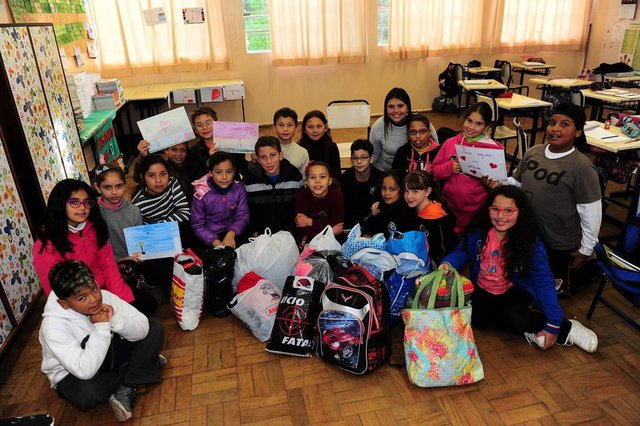CAXIAS DO SUL, RS, BRASIL, 07/06/2018. Alunos do 4º ano da escola Dante Marcucci promovem campanha do agasalho. Na foto, Thamires da Silva, 29 anos, Everson Fin Santos, 10 anos e Victoria da Rosa, 9 anos. (Porthus Junior/Agência RBS) CAXIAS DO SUL, RS, BRASIL, 07/06/2018. Alunos do 4º ano da escola Dante Marcucci promovem campanha do agasalho. Na foto, Thamires da Silva, 29 anos, Everson Fin Santos, 10 anos e Victoria da Rosa, 9 anos. (Porthus Junior/Agência RBS)