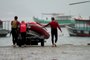 RJ - NAUFRÁGIO/BARCOS/BAÍA/SEPETIBA - CIDADES - Bombeiros resgatam vítimas do naufrágio de duas embarcações na Baía de Sepetiba, na altura de Itaguaí, na Região Metropolitana do Rio, na madrugada desta sexta-feira (8). Ao menos seis pessoas morreram 08/06/2018 - Foto: FERNANDA DIAS/AGÊNCIA O DIA/AGÊNCIA O DIA/ESTADÃO CONTEÚDO