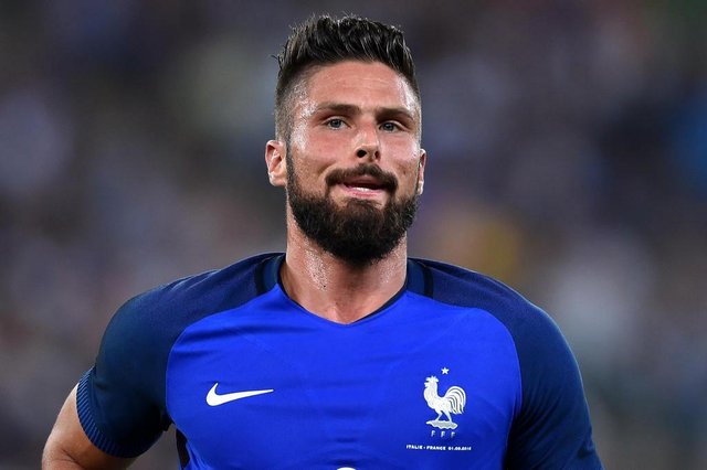 Frances forward Olivier Giroud (L) is congratulated by Frances forward Antoine Griezmann (R) after scoring a goal during the friendly football match Italy vs France on September 1, 2016 at San Nicola stadium in Bari. / AFP PHOTO / ALBERTO PIZZOLI Frances forward Olivier Giroud (L) is congratulated by Frances forward Antoine Griezmann (R) after scoring a goal during the friendly football match Italy vs France on September 1, 2016 at San Nicola stadium in Bari. / AFP PHOTO / ALBERTO PIZZOLI