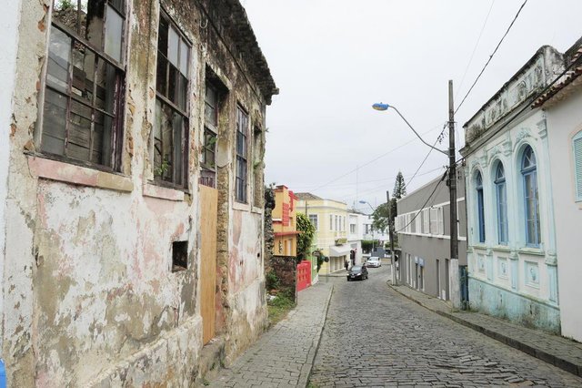 SÃO FRANCISCO DO SUL,05-06-2018.Centro Histórico de São Francisco do Sul está ameaçado,tombado como patrimônio histórico desde 1987, o conjunto arquitetônico de São Francisco do Sul tem vários imóveis destruidos.(Foto:Salmo Duarte/A Notícia)Indexador: Maykon Lammerhirt SÃO FRANCISCO DO SUL,05-06-2018.Centro Histórico de São Francisco do Sul está ameaçado,tombado como patrimônio histórico desde 1987, o conjunto arquitetônico de São Francisco do Sul tem vários imóveis destruidos.(Foto:Salmo Duarte/A Notícia)Indexador: Maykon Lammerhirt