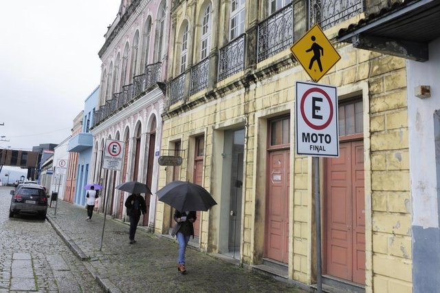 SÃO FRANCISCO DO SUL,05-06-2018.Centro Histórico de São Francisco do Sul está ameaçado,tombado como patrimônio histórico desde 1987, o conjunto arquitetônico de São Francisco do Sul tem vários imóveis destruidos.(Foto:Salmo Duarte/A Notícia)Indexador: Maykon Lammerhirt SÃO FRANCISCO DO SUL,05-06-2018.Centro Histórico de São Francisco do Sul está ameaçado,tombado como patrimônio histórico desde 1987, o conjunto arquitetônico de São Francisco do Sul tem vários imóveis destruidos.(Foto:Salmo Duarte/A Notícia)Indexador: Maykon Lammerhirt