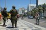 Militares patrulham calçada no Rio de Janeiro