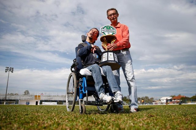 PALHOÇA, SC, BRASIL, 10-06-2018: Guto Delfino, jovem com paralisia cerebral que virou auxiliar técnico no amador de Palhoça terminou o campeonato como vice-campeão. Guto com o pai Marcos Delfino. PALHOÇA, SC, BRASIL, 10-06-2018: Guto Delfino, jovem com paralisia cerebral que virou auxiliar técnico no amador de Palhoça terminou o campeonato como vice-campeão. Guto com o pai Marcos Delfino.