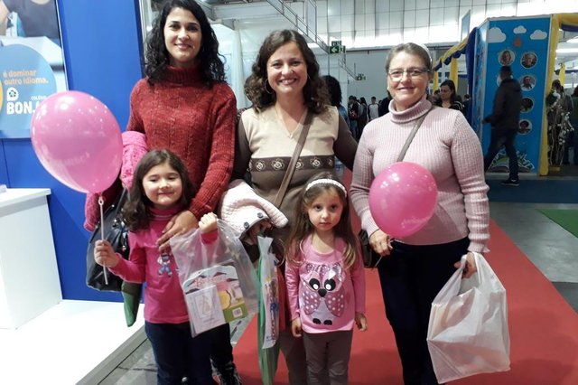 JOINVILLE, SANTA CATARINA, BRASIL (10/06/2018): Mães e filhos curtem a Feira do Livro de Joinville neste domingo. Na foto, da esquerda para a direita, Giseli Teixeira e a filha Ana Clara; Jéssica Pinheiro e a filha Morgana; Ilse, avó de Morgana. JOINVILLE, SANTA CATARINA, BRASIL (10/06/2018): Mães e filhos curtem a Feira do Livro de Joinville neste domingo. Na foto, da esquerda para a direita, Giseli Teixeira e a filha Ana Clara; Jéssica Pinheiro e a filha Morgana; Ilse, avó de Morgana.