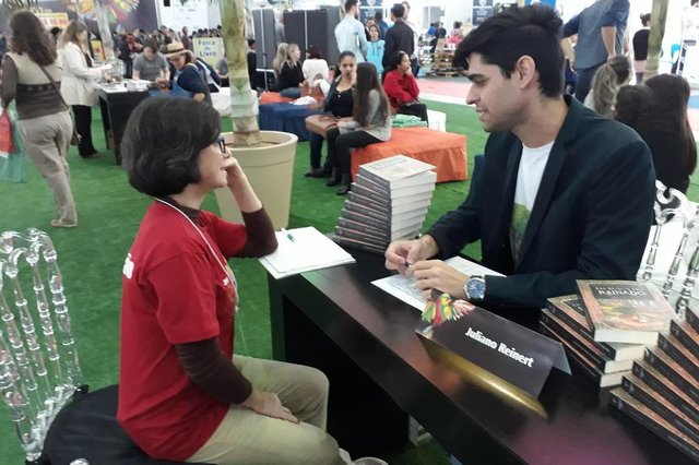 JOINVILLE, SANTA CATARINA, BRASIL (10/06/2018): Joinvilense Juliano Reinert lança seu primeiro livro na Feira do Livro de Joinville JOINVILLE, SANTA CATARINA, BRASIL (10/06/2018): Joinvilense Juliano Reinert lança seu primeiro livro na Feira do Livro de Joinville