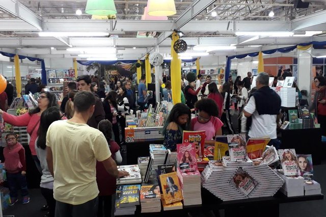 JOINVILLE, SANTA CATARINA, BRASIL (10/06/2018): Centenas de pessoas passam pela Feira do Livro de Joinville neste domingo JOINVILLE, SANTA CATARINA, BRASIL (10/06/2018): Centenas de pessoas passam pela Feira do Livro de Joinville neste domingo