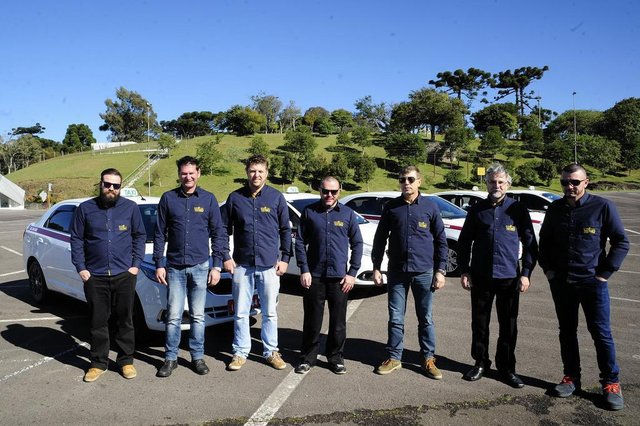 CAXIAS DO SUL, RS, BRASIL, 08/06/2018 - Taxistas se uniram para oferecer serviço diferenciado e enfrentar a concorrência. Eles usam uniforme e oferecem outros atrativos para transportar as pessoas. (Marcelo Casagrande/Agência RBS) CAXIAS DO SUL, RS, BRASIL, 08/06/2018 - Taxistas se uniram para oferecer serviço diferenciado e enfrentar a concorrência. Eles usam uniforme e oferecem outros atrativos para transportar as pessoas. (Marcelo Casagrande/Agência RBS)