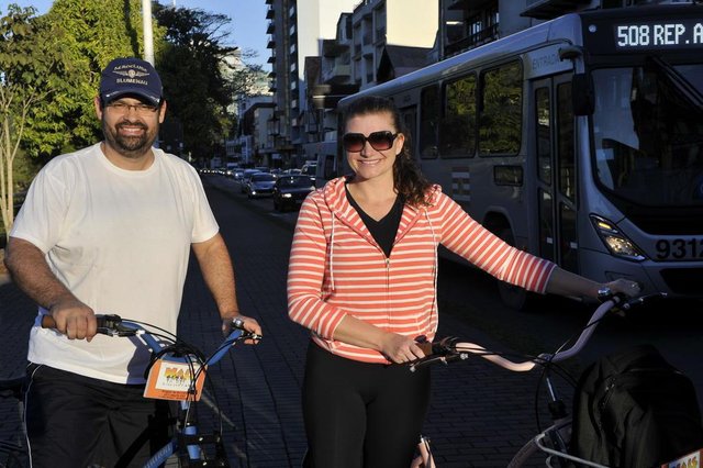 Blumenau - SC - Brasil - 06062018 - Mudanças de hábitos pós paralização dos caminhoneiros. Jim e Larissa Teske começaram a ir trabalhar de bicicleta. Blumenau - SC - Brasil - 06062018 - Mudanças de hábitos pós paralização dos caminhoneiros. Jim e Larissa Teske começaram a ir trabalhar de bicicleta.