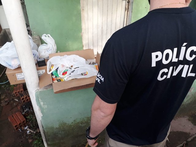Medicamentos sem procedência e vencidos, muitos deles de tarja preta ou vermelha, que são de uso controlado Medicamentos sem procedência e vencidos, muitos deles de tarja preta ou vermelha, que são de uso controlado