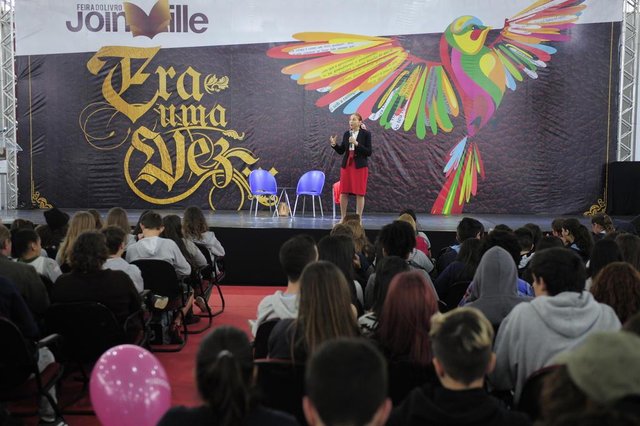 JOINVILLE,SC,BRASIL,11-06-2018.Feira do Livro,Marina Colasanti,escritora.(Foto:Salmo duarte/A Notícia)Indexador: Maykon Lammerhirt JOINVILLE,SC,BRASIL,11-06-2018.Feira do Livro,Marina Colasanti,escritora.(Foto:Salmo duarte/A Notícia)Indexador: Maykon Lammerhirt