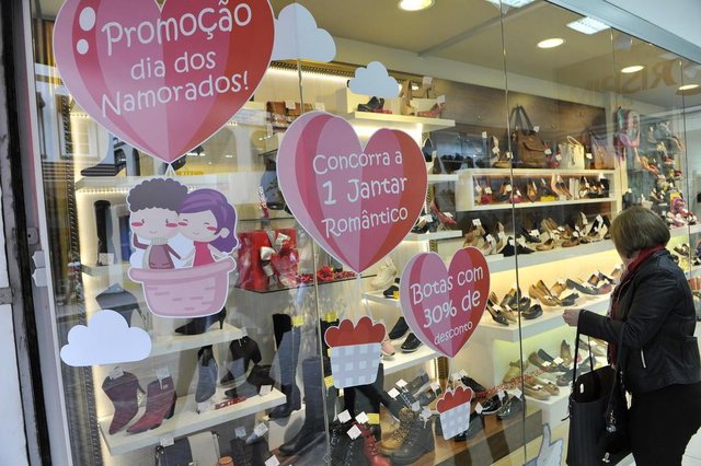 Blumenau - SC - Brasil - 11062018 - Dia dos namorados no comercio e restaurantes. Blumenau - SC - Brasil - 11062018 - Dia dos namorados no comercio e restaurantes.