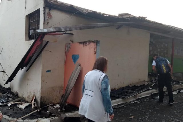 incêndio na escola: EEB Professora Maria Paula Feres. incêndio na escola: EEB Professora Maria Paula Feres.