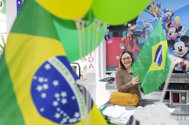 JOINVILLE,SC,BRASIL,11-06-2018.Copa do Mundo de Futebol.Começa aparecer produtos para comemorar torcer pelo Brasil.Ana Carolina Marques de Souza.(Foto:Salmo Duarte/A Notícia)Indexador: Maykon Lammerhirt JOINVILLE,SC,BRASIL,11-06-2018.Copa do Mundo de Futebol.Começa aparecer produtos para comemorar torcer pelo Brasil.Ana Carolina Marques de Souza.(Foto:Salmo Duarte/A Notícia)Indexador: Maykon Lammerhirt