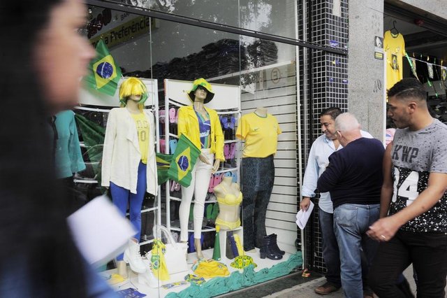JOINVILLE,SC,BRASIL,11-06-2018.Copa do Mundo de Futebol.Começa aparecer produtos para comemorar torcer pelo Brasil.(Foto:Salmo Duarte/A Notícia)Indexador: Maykon Lammerhirt JOINVILLE,SC,BRASIL,11-06-2018.Copa do Mundo de Futebol.Começa aparecer produtos para comemorar torcer pelo Brasil.(Foto:Salmo Duarte/A Notícia)Indexador: Maykon Lammerhirt