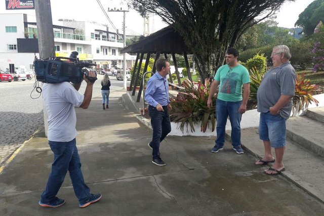 O Globo Repórter (Globo/NSC TV) desta semana vai apresentar o Brasil que vive em paz. Destacará cidades onde a violência é uma realidade distante e outras que conseguiram mobilizar moradores e instituições para conter o avanço do crime. Duas são catarinenses, ambas no Vale do Itajaí: Brusque, que tem a menor taxa de mortes violentas do Brasil entre os municípios com mais de 100 mil habitantes, e Dona Emma, onde os moradores ainda vivem com portas e janelas abertas. O Globo Repórter (Globo/NSC TV) desta semana vai apresentar o Brasil que vive em paz. Destacará cidades onde a violência é uma realidade distante e outras que conseguiram mobilizar moradores e instituições para conter o avanço do crime. Duas são catarinenses, ambas no Vale do Itajaí: Brusque, que tem a menor taxa de mortes violentas do Brasil entre os municípios com mais de 100 mil habitantes, e Dona Emma, onde os moradores ainda vivem com portas e janelas abertas.