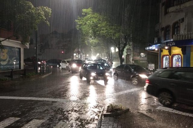 chuva causa congestionamentos em blumenau chuva causa congestionamentos em blumenau