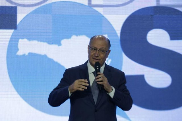 FLORIANÓPOLIS: 13/06/2018. Geraldo Alckmin abre manhã de palestras dos presidenciáveis no Congresso de Prefeitos, em Florianópolis. Durante entrevista antes da abertura oficial do terceiro dia do Congresso de Prefeitos. FLORIANÓPOLIS: 13/06/2018. Geraldo Alckmin abre manhã de palestras dos presidenciáveis no Congresso de Prefeitos, em Florianópolis. Durante entrevista antes da abertura oficial do terceiro dia do Congresso de Prefeitos.