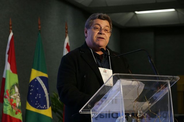 Emídio de Souza lê carta de Luiz Inácio Lula da Silva (PT) durante palestras dos presidenciáveis no Congresso de Prefeitos em Florianópolis. Emídio de Souza lê carta de Luiz Inácio Lula da Silva (PT) durante palestras dos presidenciáveis no Congresso de Prefeitos em Florianópolis.