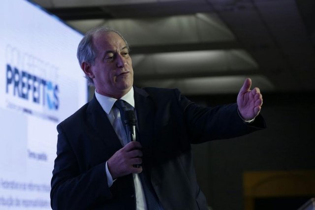 Pré-candidato Ciro Gomes (PDT) difunde suas ideias e projetos durante o Congresso de Prefeitos, em Florianópolis. Pré-candidato Ciro Gomes (PDT) difunde suas ideias e projetos durante o Congresso de Prefeitos, em Florianópolis.