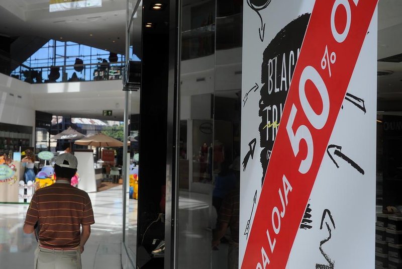 CAXIAS DO SUL, RS, BRASIL 23/11/2016As vitrines do Shopping San Pelegrino já apresentam material de divulgação da Black Friday. (Felipe Nyland/Agência RBS)