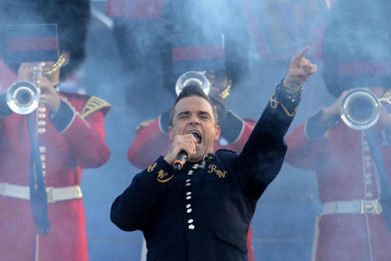  British singer-songwriter Robbie Williams performs on stage during the Queens Diamond Jubilee Concert at Buckingham Palace in London on June 4, 2012. The star-studded musical extravaganza comes on the third of four days of celebrations to celebrate Queen Elizabeth IIs 60 years on the throne. AFP PHOTO / LEON NEALEditoria: HUMLocal: LondonIndexador: LEON NEALSecao: imperial and royal mattersFonte: AFPFotógrafo: STF