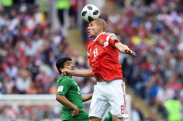 Saudi Arabias midfielder Yahya Al-Shehri (L) vies with Russias midfielder Yuri Gazinskiy during the Russia 2018 World Cup Group A football match between Russia and Saudi Arabia at the Luzhniki Stadium in Moscow on June 14, 2018. / AFP PHOTO / Patrik STOLLARZ / RESTRICTED TO EDITORIAL USE - NO MOBILE PUSH ALERTS/DOWNLOADSEditoria: SPOLocal: MoscowIndexador: PATRIK STOLLARZSecao: soccerFonte: AFPFotógrafo: STR Saudi Arabias midfielder Yahya Al-Shehri (L) vies with Russias midfielder Yuri Gazinskiy during the Russia 2018 World Cup Group A football match between Russia and Saudi Arabia at the Luzhniki Stadium in Moscow on June 14, 2018. / AFP PHOTO / Patrik STOLLARZ / RESTRICTED TO EDITORIAL USE - NO MOBILE PUSH ALERTS/DOWNLOADSEditoria: SPOLocal: MoscowIndexador: PATRIK STOLLARZSecao: soccerFonte: AFPFotógrafo: STR