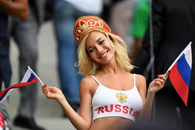 A Russia fan poses before the start of the Russia 2018 World Cup Group A football match between Russia and Saudi Arabia at the Luzhniki Stadium in Moscow on June 14, 2018. / AFP PHOTO / Patrik STOLLARZ / RESTRICTED TO EDITORIAL USE - NO MOBILE PUSH ALERTS/DOWNLOADSEditoria: SPOLocal: MoscowIndexador: PATRIK STOLLARZSecao: soccerFonte: AFPFotógrafo: STR A Russia fan poses before the start of the Russia 2018 World Cup Group A football match between Russia and Saudi Arabia at the Luzhniki Stadium in Moscow on June 14, 2018. / AFP PHOTO / Patrik STOLLARZ / RESTRICTED TO EDITORIAL USE - NO MOBILE PUSH ALERTS/DOWNLOADSEditoria: SPOLocal: MoscowIndexador: PATRIK STOLLARZSecao: soccerFonte: AFPFotógrafo: STR