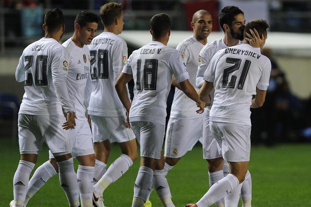 Real Madrids Russian midfielder Denis Cheryshev (R) celebrates after scoring during the Spanish Copa del Rey (Kings Cup) football match Cadiz CF vs Real Madrid at the Ramon de Carranza in Cadiz on December 2, 2015. AFP PHOTO / CRISTINA QUICLER / AFP / CRISTINA QUICLEREditoria: SPOLocal: CadizIndexador: CRISTINA QUICLERSecao: soccerFonte: AFPFotógrafo: STR Real Madrids Russian midfielder Denis Cheryshev (R) celebrates after scoring during the Spanish Copa del Rey (Kings Cup) football match Cadiz CF vs Real Madrid at the Ramon de Carranza in Cadiz on December 2, 2015. AFP PHOTO / CRISTINA QUICLER / AFP / CRISTINA QUICLEREditoria: SPOLocal: CadizIndexador: CRISTINA QUICLERSecao: soccerFonte: AFPFotógrafo: STR