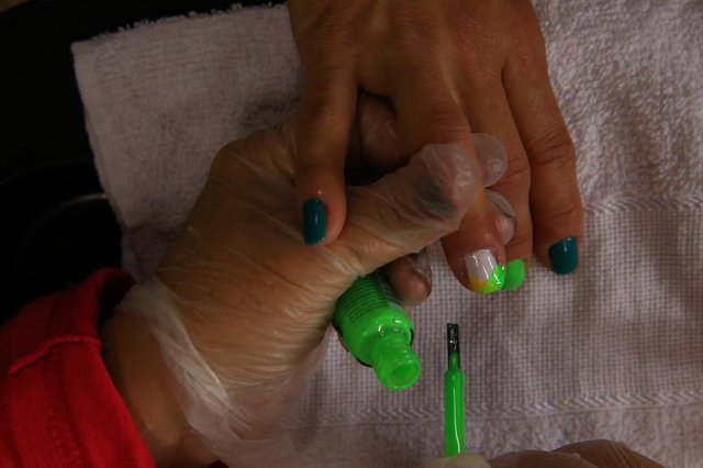 PORTO ALEGRE, RS, BRASIL, 12/06/2018 - Unhas decoradas para a Copa. Mostra será realizada no Senac do Centro Histórico, ministrado pelas professoras do curso de manicure. (FOTOGRAFO: TADEU VILANI / AGENCIA RBS) PORTO ALEGRE, RS, BRASIL, 12/06/2018 - Unhas decoradas para a Copa. Mostra será realizada no Senac do Centro Histórico, ministrado pelas professoras do curso de manicure. (FOTOGRAFO: TADEU VILANI / AGENCIA RBS)