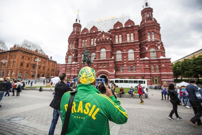  MOSCOU, RÚSSIA, 13.06.2018. Aglomeração de torcedores na Praça Vermelha.Foto: Anderson Fetter/Agência RBSIndexador: Anderson Fetter