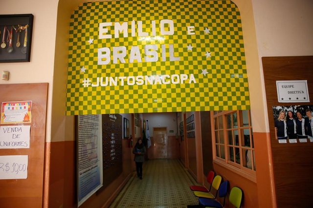  CAXIAS DO SUL , RS ,BRASIL 15/06/2018. ESPORTE: Perfil do técnico da Seleção Brasileira.Mostrando o muro por onde o Tite fugia pra jogar bola - Vandelizia Stecanella, agente administrativa da escola Henrique Emílio Meyer. 