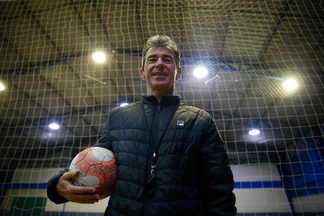  CAXIAS DO SUL , RS ,BRASIL 15/06/2018. ESPORTE: Perfil do técnico da Seleção Brasileira.Na quadra com bola no braço - Titi de verdade. Altemir Roberto Gauer, 57 anos. 