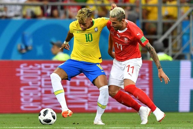 Brazils forward Neymar (L) and Switzerlands midfielder Valon Behrami compete for the ball during the Russia 2018 World Cup Group E football match between Brazil and Switzerland at the Rostov Arena in Rostov-On-Don on June 17, 2018. / AFP PHOTO / JOE KLAMAR / RESTRICTED TO EDITORIAL USE - NO MOBILE PUSH ALERTS/DOWNLOADSEditoria: SPOLocal: Rostov-on-DonIndexador: JOE KLAMARSecao: soccerFonte: AFPFotógrafo: STF Brazils forward Neymar (L) and Switzerlands midfielder Valon Behrami compete for the ball during the Russia 2018 World Cup Group E football match between Brazil and Switzerland at the Rostov Arena in Rostov-On-Don on June 17, 2018. / AFP PHOTO / JOE KLAMAR / RESTRICTED TO EDITORIAL USE - NO MOBILE PUSH ALERTS/DOWNLOADSEditoria: SPOLocal: Rostov-on-DonIndexador: JOE KLAMARSecao: soccerFonte: AFPFotógrafo: STF