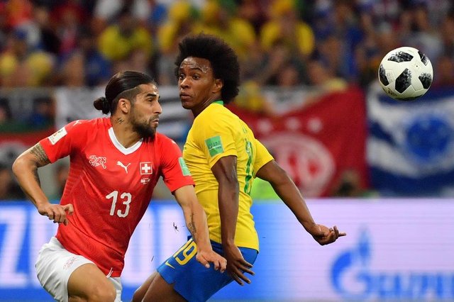 Switzerland's defender Ricardo Rodriguez (L) and Brazil's forward Willian compete for the ball during the Russia 2018 World Cup Group E football match between Brazil and Switzerland at the Rostov Arena in Rostov-On-Don on June 17, 2018. / AFP PHOTO / Pascal GUYOT / RESTRICTED TO EDITORIAL USE - NO MOBILE PUSH ALERTS/DOWNLOADSEditoria: SPOLocal: Rostov-on-DonIndexador: PASCAL GUYOTSecao: soccerFonte: AFPFotógrafo: STF Switzerland's defender Ricardo Rodriguez (L) and Brazil's forward Willian compete for the ball during the Russia 2018 World Cup Group E football match between Brazil and Switzerland at the Rostov Arena in Rostov-On-Don on June 17, 2018. / AFP PHOTO / Pascal GUYOT / RESTRICTED TO EDITORIAL USE - NO MOBILE PUSH ALERTS/DOWNLOADSEditoria: SPOLocal: Rostov-on-DonIndexador: PASCAL GUYOTSecao: soccerFonte: AFPFotógrafo: STF