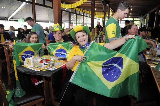 JOINVILLE,SC,BRASIL,17-06-2018.Copa do Mundo 2018.Torcedores assistem o jogo no bar Barão.Keila Hees,Gustavo Hess e Batriz Martins.(Foto:Salmo Duarte/A Notícia) JOINVILLE,SC,BRASIL,17-06-2018.Copa do Mundo 2018.Torcedores assistem o jogo no bar Barão.Keila Hees,Gustavo Hess e Batriz Martins.(Foto:Salmo Duarte/A Notícia)