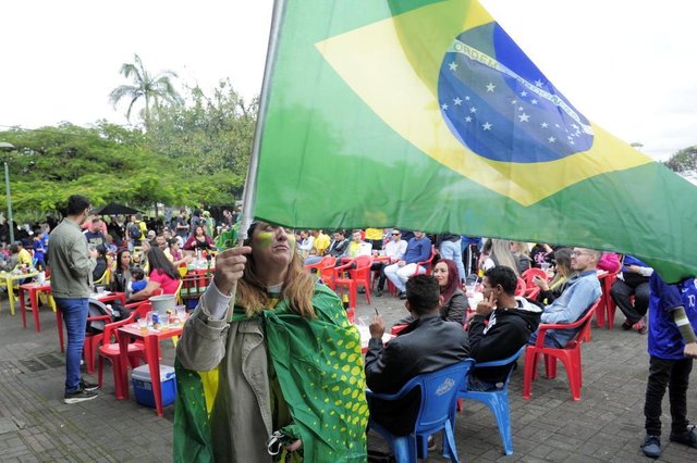 JOINVILLE,SC,BRASIL,17-06-2018.Copa do Mundo 2018.Torcedores assistem o jogo no mercado municipal.Silvia da Rocha.(Foto:Salmo Duarte/A Notícia) JOINVILLE,SC,BRASIL,17-06-2018.Copa do Mundo 2018.Torcedores assistem o jogo no mercado municipal.Silvia da Rocha.(Foto:Salmo Duarte/A Notícia)