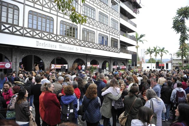 Blumenau - SC - Brasil - 07062018 - Assembléia dos servidores municipais em frente a prefeitura de Blumenau. Blumenau - SC - Brasil - 07062018 - Assembléia dos servidores municipais em frente a prefeitura de Blumenau.