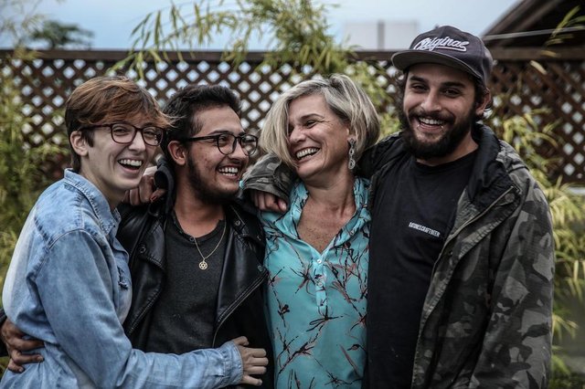 FLORIANOPOLIS, SC, BRASIL, 11/06/2018 - Nando Maldonado - homem trans - Viviane Bevilacqua acompanhou or quase um ano a trasicao de genero de Nando Maldonado.Foto: (E-D) Bê (namorada), Nando Maldonado, Heidi Maldonado (mãe) e Tomás Maldonado (irmão)Local: FlorianopolisIndexador: Betina HumeresFonte: Diario CatarinenseFotógrafo: Fotografa FLORIANOPOLIS, SC, BRASIL, 11/06/2018 - Nando Maldonado - homem trans - Viviane Bevilacqua acompanhou or quase um ano a trasicao de genero de Nando Maldonado.Foto: (E-D) Bê (namorada), Nando Maldonado, Heidi Maldonado (mãe) e Tomás Maldonado (irmão)Local: FlorianopolisIndexador: Betina HumeresFonte: Diario CatarinenseFotógrafo: Fotografa
