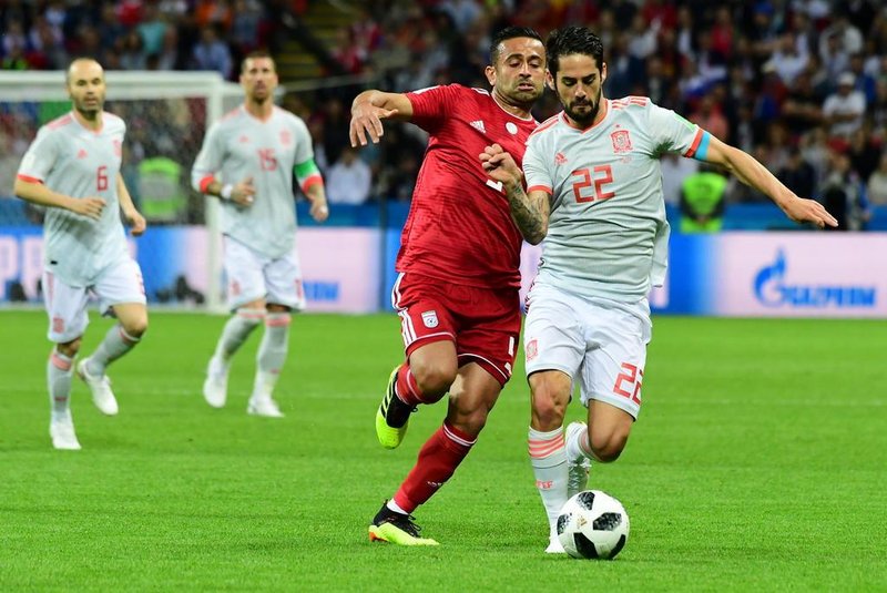  Irans midfielder Omid Ebrahimi (L) and Spains midfielder Isco compete for the ball during the Russia 2018 World Cup Group B football match between Iran and Spain at the Kazan Arena in Kazan on June 20, 2018. / AFP PHOTO / Luis Acosta / RESTRICTED TO EDITORIAL USE - NO MOBILE PUSH ALERTS/DOWNLOADSEditoria: SPOLocal: KazanIndexador: LUIS ACOSTASecao: soccerFonte: AFPFotógrafo: STF