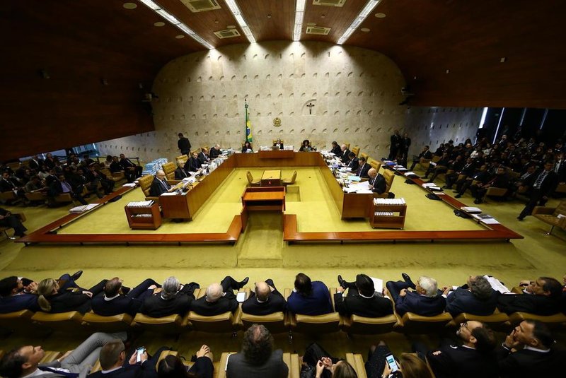Plenário do STF retoma julgamento de habeas corpus preventivo de LulaDF - LAVA JATO/LULA/STF/HABEAS CORPUS - POLÍTICA - Vista geral do plenário do Supremo Tribunal Federal (STF), em Brasília, durante o julgamento do habeas corpus preventivo do ex-presidente Luiz Inácio Lula da Silva, que tenta barrar a prisão após condenação em segunda instância, nesta quarta-feira, 04. O ministro Edson Fachin, relator do caso, será o primeiro a votar.  04/04/2018 - Foto: DIDA SAMPAIO/ESTADÃO CONTEÚDOEditoria: POLÍTICALocal: BRASÍLIAIndexador: DIDA SAMPAIOFotógrafo: ESTADÃO CONTEÚDO