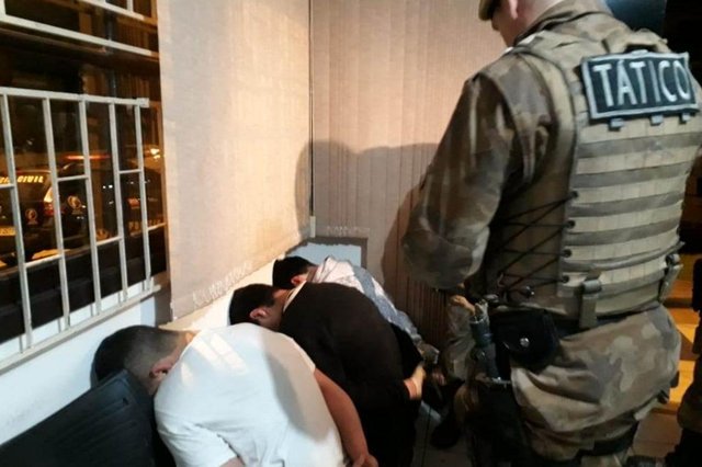 Polícia prende três dos quatro suspeitos de assalto à agência de crédito em Ilhota Polícia prende três dos quatro suspeitos de assalto à agência de crédito em Ilhota