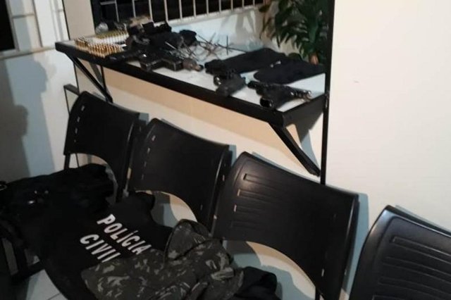 Polícia prende três dos quatro suspeitos de assalto à agência de crédito em Ilhota Polícia prende três dos quatro suspeitos de assalto à agência de crédito em Ilhota