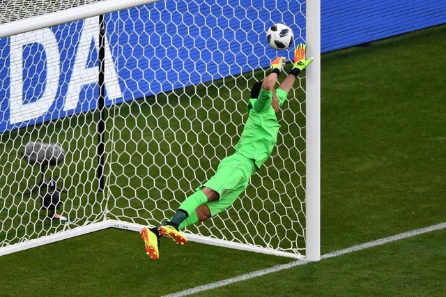 Costa Ricas goalkeeper Keylor Navas tries to save a shot during the Russia 2018 World Cup Group E football match between Costa Rica and Serbia at the Samara Arena in Samara on June 17, 2018. / AFP PHOTO / Fabrice COFFRINI / RESTRICTED TO EDITORIAL USE - NO MOBILE PUSH ALERTS/DOWNLOADS Costa Ricas goalkeeper Keylor Navas tries to save a shot during the Russia 2018 World Cup Group E football match between Costa Rica and Serbia at the Samara Arena in Samara on June 17, 2018. / AFP PHOTO / Fabrice COFFRINI / RESTRICTED TO EDITORIAL USE - NO MOBILE PUSH ALERTS/DOWNLOADS