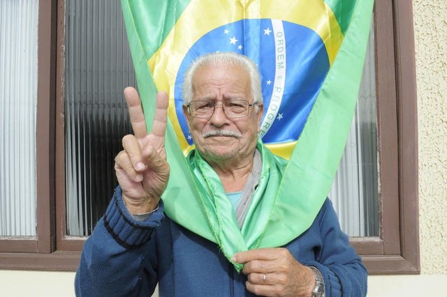 JOINVILLE,SC,BRASIL,18-06-2018.Copa do Mundo 2018,Mesmo morando na rua Costa Rica no bairro Itaum,seu Arnoldo Espindola torce pela seleção Brasileira.(Foto:Salmo Duarte/A Notícia)Indexador: Maykon Lammerhirt JOINVILLE,SC,BRASIL,18-06-2018.Copa do Mundo 2018,Mesmo morando na rua Costa Rica no bairro Itaum,seu Arnoldo Espindola torce pela seleção Brasileira.(Foto:Salmo Duarte/A Notícia)Indexador: Maykon Lammerhirt