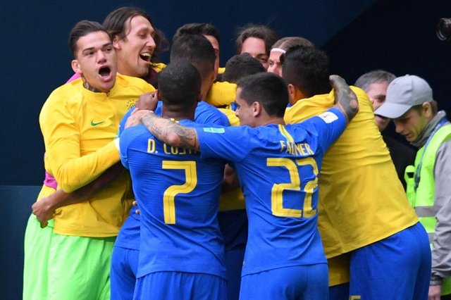 Brazils players celerbate their goal during the Russia 2018 World Cup Group E football match between Brazil and Costa Rica at the Saint Petersburg Stadium in Saint Petersburg on June 22, 2018. / AFP PHOTO / OLGA MALTSEVA / RESTRICTED TO EDITORIAL USE - NO MOBILE PUSH ALERTS/DOWNLOADSEditoria: SPOLocal: Saint PetersburgIndexador: OLGA MALTSEVASecao: soccerFonte: AFPFotógrafo: STR Brazils players celerbate their goal during the Russia 2018 World Cup Group E football match between Brazil and Costa Rica at the Saint Petersburg Stadium in Saint Petersburg on June 22, 2018. / AFP PHOTO / OLGA MALTSEVA / RESTRICTED TO EDITORIAL USE - NO MOBILE PUSH ALERTS/DOWNLOADSEditoria: SPOLocal: Saint PetersburgIndexador: OLGA MALTSEVASecao: soccerFonte: AFPFotógrafo: STR