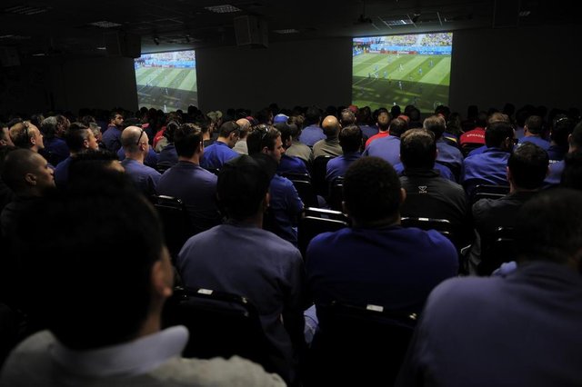 JOINVILLE,SC,BRASIL,22-06-2018.Copa do Mundo 2018.Funcionários da Tupy acompanharam o jogo em auditório da empresa.(Foto:Salmo Duarte/A Notícia) JOINVILLE,SC,BRASIL,22-06-2018.Copa do Mundo 2018.Funcionários da Tupy acompanharam o jogo em auditório da empresa.(Foto:Salmo Duarte/A Notícia)