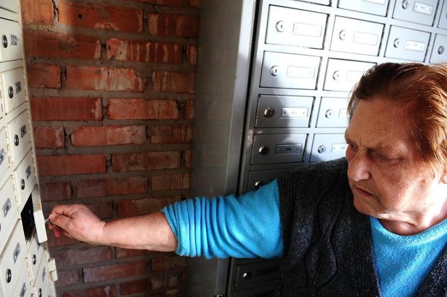 CAXIAS DO SUL, RS, BRASIL, 21/06/2018. Moradores precisam retirar cartas e correspondências em caixa postal comunitária no loteamento Cidade Nova IV. Na foto, Olivia Verza Zulian. (Diogo Sallaberry/Agência RBS) CAXIAS DO SUL, RS, BRASIL, 21/06/2018. Moradores precisam retirar cartas e correspondências em caixa postal comunitária no loteamento Cidade Nova IV. Na foto, Olivia Verza Zulian. (Diogo Sallaberry/Agência RBS)