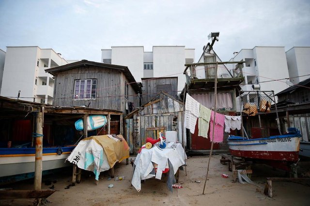 FLORIANÓPOLIS, SC, BRASIL, 07-06-2018: Projetos habitacionais em Florianópolis. Ponta do Leal. Casas de pescadores que vão passar a morar no prédio na parte de trás. FLORIANÓPOLIS, SC, BRASIL, 07-06-2018: Projetos habitacionais em Florianópolis. Ponta do Leal. Casas de pescadores que vão passar a morar no prédio na parte de trás.
